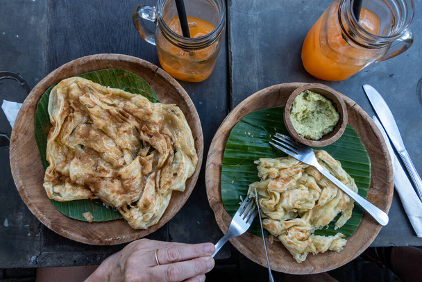 Canggu, Bali, Indonesia, Ateria paistettua indonesialaista leipää, paratha, ja hummus, - Valokuva, kuva