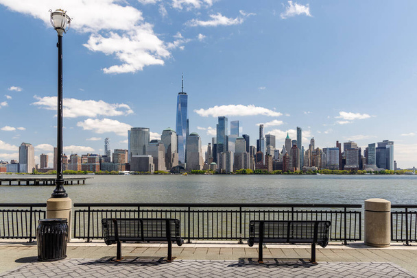 Ο ουρανός της Νέας Υόρκης. Μανχάταν Ουρανοξύστες πανόραμα πάνω από τον ποταμό Hudson από το New Jersey City - Φωτογραφία, εικόνα