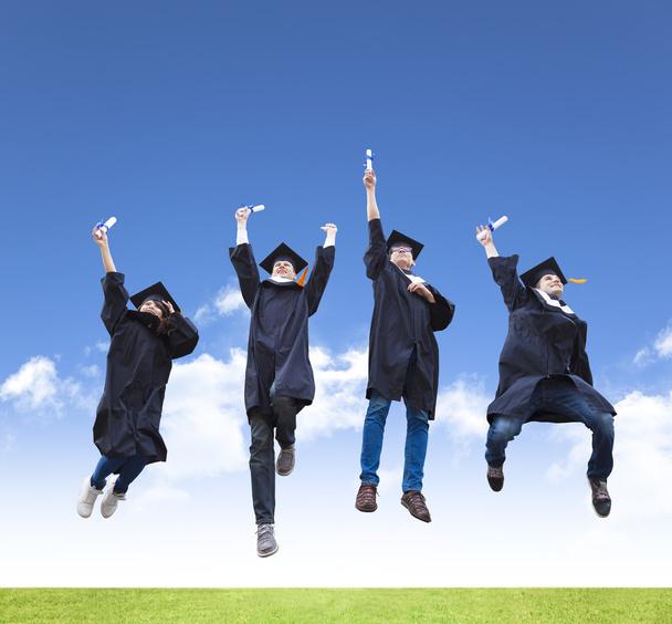 Érettségi diákok együtt jumping boldog fiatalokból álló csoport - Fotó, kép