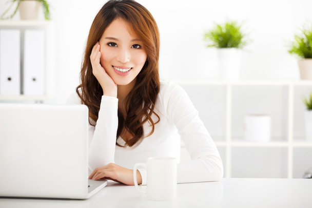 hymyilevä nuori aasialainen nainen kannettavan tietokoneen kanssa
 - Valokuva, kuva