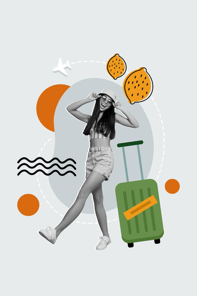 Banner collage plantilla de mujer joven usar gafas de sol disfrutar de sus vacaciones registro aeropuerto vuelo equipaje aislado sobre fondo gris. - Foto, Imagen