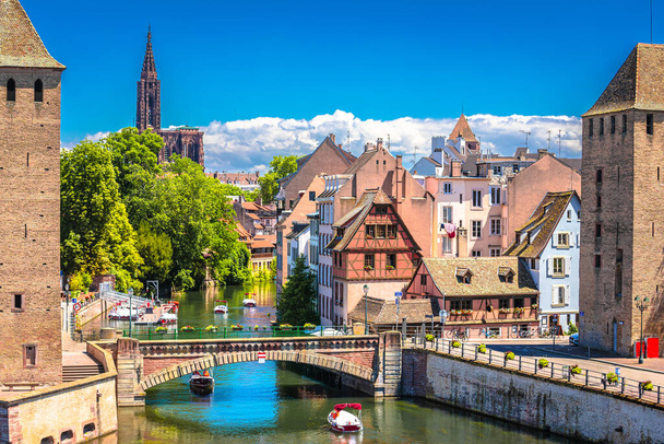 Strasbourg luonnonkaunis jokikanava ja arkkitehtuurinäköala, Elsassin alue Ranskassa - Valokuva, kuva