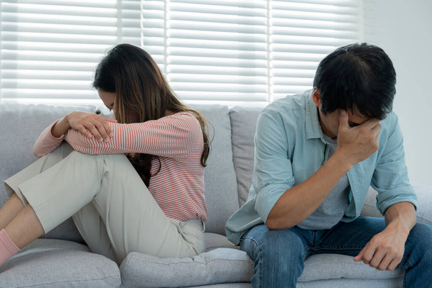 Scheidung. Asiatische Paare sind nach der Heirat verzweifelt und enttäuscht. Mann und Frau sind nach Streitigkeiten traurig, verärgert und frustriert. Misstrauen, Liebesprobleme, Verrat. Familienproblem, Teenager-Liebe - Foto, Bild