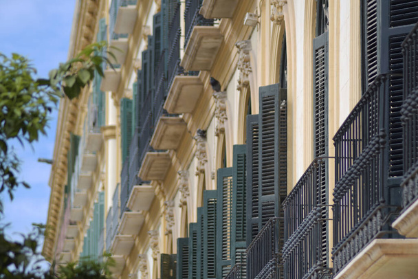Típicos balcones edificios de Plaza Merced, casco antiguo de Málaga, España - Foto, imagen