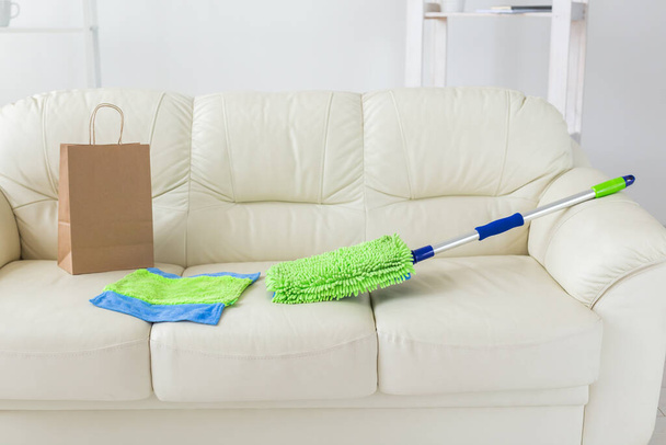 Nuovo pulito verde microfibra tergicristallo spazzatrice pulizia spazzare strumento sdraiato divano - Foto, immagini