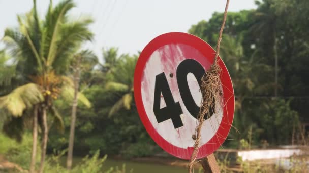 Sinal de limite de velocidade vermelho num país tropical. Imagens de vídeo 4k de alta qualidade - Filmagem, Vídeo