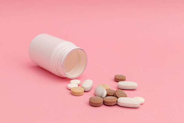 Медицина з таблетками на рожевому фоні
 - Фото, зображення