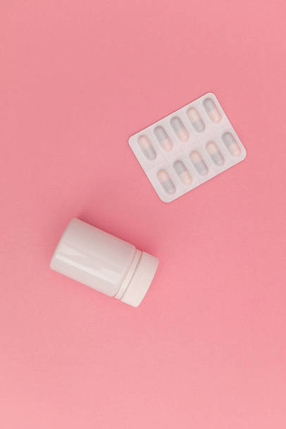 Pills on pink background - Фото, зображення