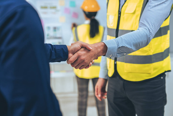 After concluding the meeting, competent investor shakes hands with engineer. Concept of the agreement between engineers and investors. - Fotoğraf, Görsel