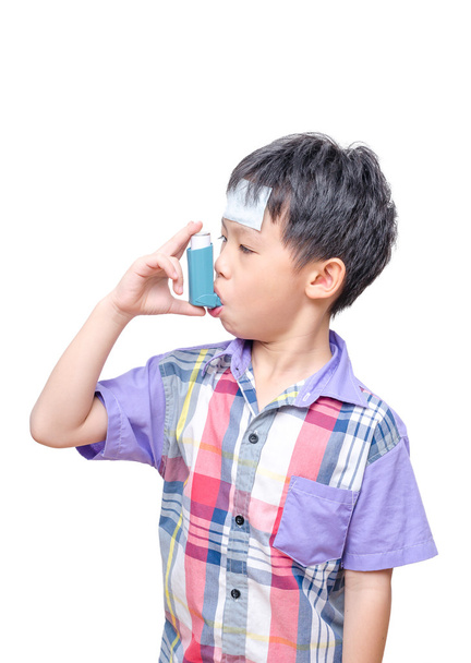 Chory chłopiec azjatyckich przy użyciu inhalatora astmy - Zdjęcie, obraz