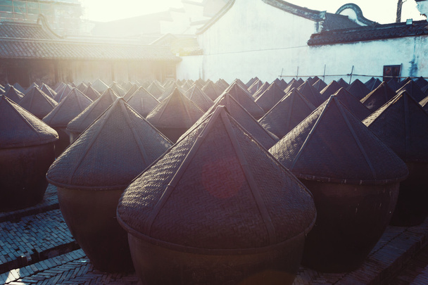 latas tradicionales de fermentación de vino chino
 - Foto, Imagen
