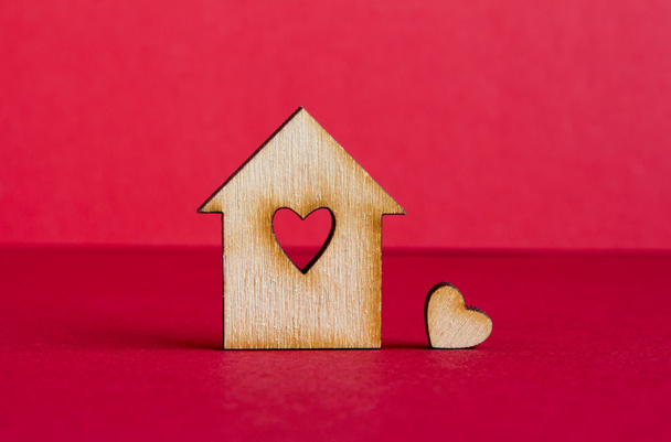 Maison en bois avec trou en forme de coeur avec peu de coeur sur
 - Photo, image