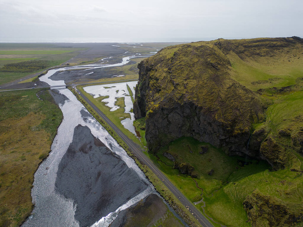Luftaufnahme der schönen isländischen Landschaft mit grünem Gras und bewölktem Himmel - Foto, Bild