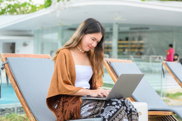 Uśmiechnięty portret bizneswoman pracującej na zewnątrz biura, Azjatki korzystającej z laptopa w kawiarni, Ludzie z technologią na zewnątrz - Zdjęcie, obraz
