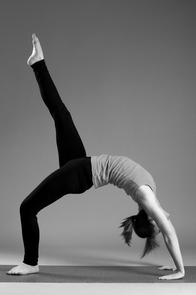 woman training yoga - Foto, Bild