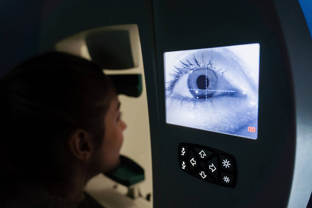 Perimetriás látótérvizsgálat a látás minden területének mérésére, beleértve az oldalsó vagy perifériás látást is. Perimetriás szemvizsgálat a glaukóma korai jeleire a szemészeti klinika női betegénél - Fotó, kép