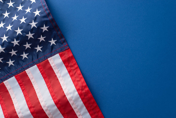 Elemento simbolico, come una bandiera nazionale ondulata, posizionato armoniosamente su uno sfondo blu con uno spazio vuoto, creando uno spazio invitante per testo o pubblicità durante una celebrazione dell'indipendenza americana - Foto, immagini