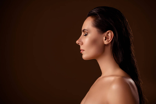 Cerrar perfil retrato hermosa joven con soporte de pelo húmedo en el salón de estudio solarium spray marrón fondo. - Foto, Imagen