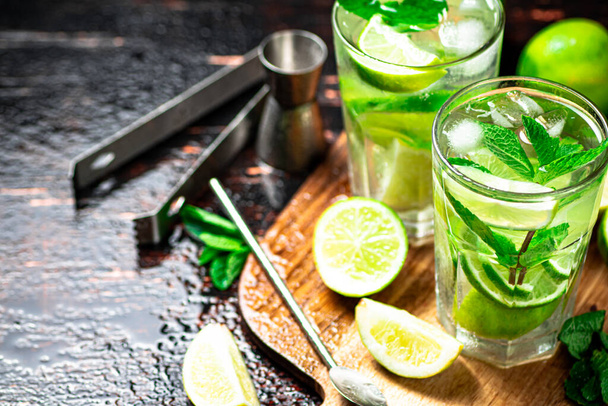 Mojito with mint castings. Against a dark background. High quality photo - Fotografie, Obrázek
