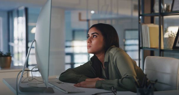 オンラインデータと情報をデスクで読みながら、ビジネス女性、退屈とコンピュータは夜に動作します。網の締切及びインターネットの研究プロジェクトから疲労を感じる疲れ、燃え尽き、若い女性従業員. - 写真・画像