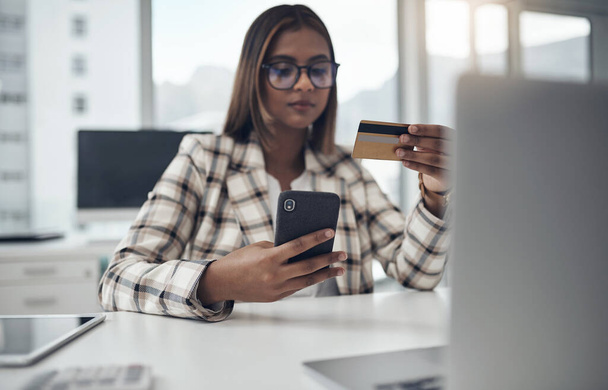 現代的なオフィスでのビジネス、スマートフォンやクレジットカード、 eコマースや金融の売上高を持つ女性。女性、従業員または支払い、携帯電話やフィンテックアプリや小売との取引を持つエージェント. - 写真・画像