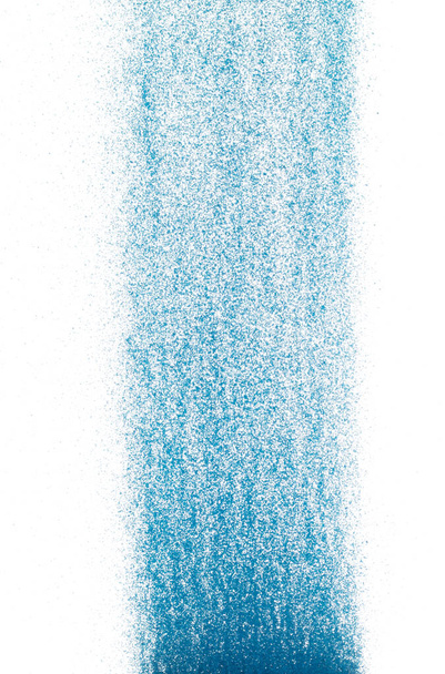 Blauer Sand fliegt explosionsartig, Kornwellen aus dem Ozeansand explodieren. Abstrakte Wolkenfliege, farbige Spritzer in der Luft. Weißer Hintergrund Isolierte High-Speed-Verschluss, werfen Freeze Stop - Foto, Bild