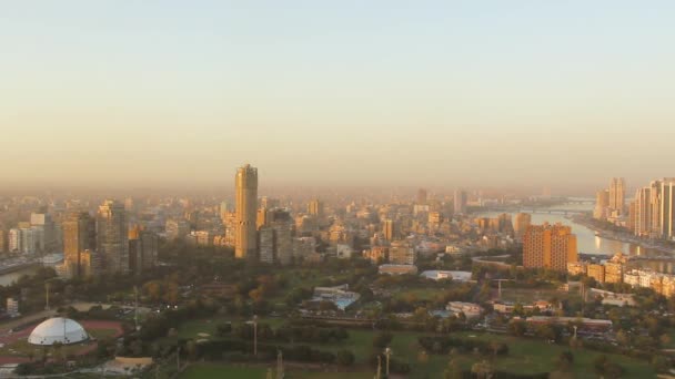 Bella vista del centro del Cairo e dell'isola di Zamalek dalla Torre del Cairo al Cairo, Egitto - Filmati, video