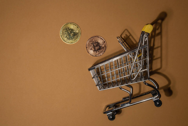 Bitcoin pièce d'or avec chariot d'achat Acheter ou vendre concept de trading minier. Crise financière ou inflation BTC argent doré. Achats en ligne dans le monde entier argent des dépenses Internet virtuel - Photo, image