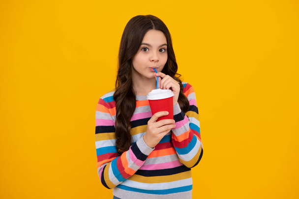 Iskolás lány egy csésze cappuccino kávéval vagy teával. Gyermek műanyag csészével, reggeli kakaó ital - Fotó, kép