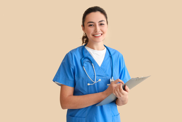 Жіночий медичний асистент з буфера на бежевому фоні
 - Фото, зображення