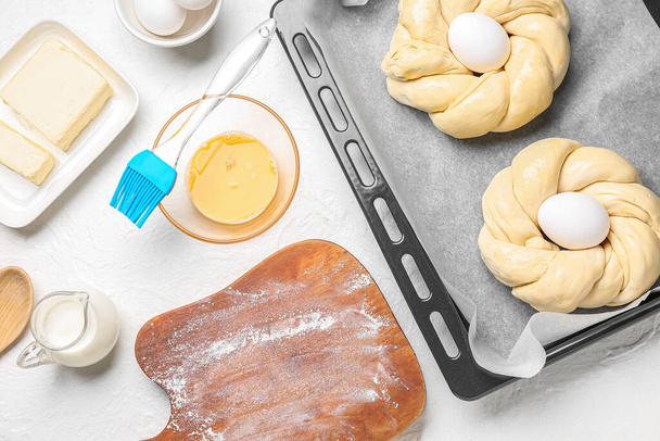 Sütőtálca főzés nélkül olasz húsvéti kenyér és összetevők fehér fa háttér - Fotó, kép