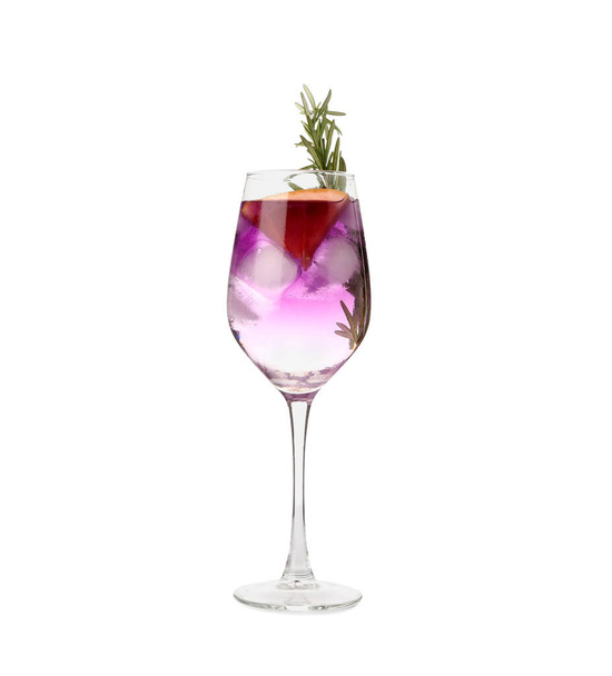 Fioletowy gin z tonikiem z rozmarynem na białym tle - Zdjęcie, obraz