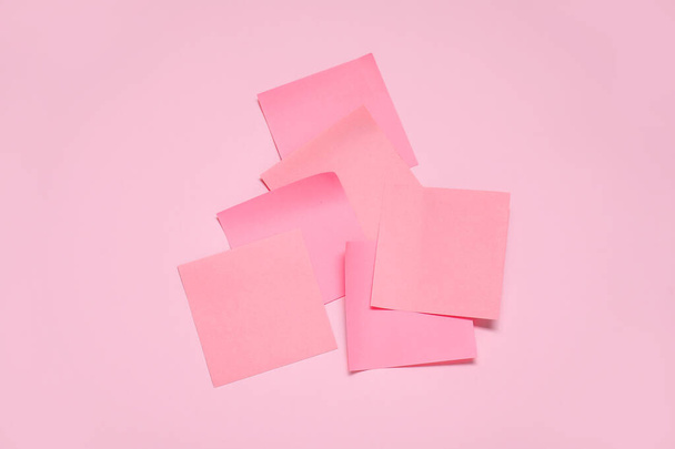 Sticky notes on pale pink background - Foto, afbeelding