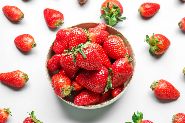 tazón de fresas frescas sobre fondo blanco - Foto, imagen