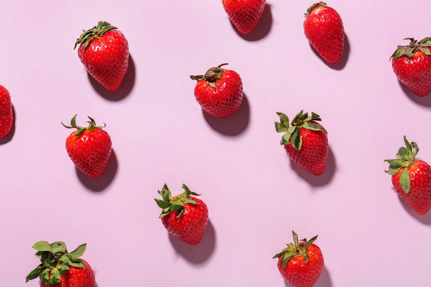 Frische Erdbeeren auf fliederfarbenem Hintergrund - Foto, Bild