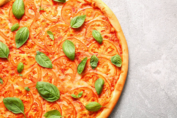 Chutná pizza margarita na šedém pozadí - Fotografie, Obrázek