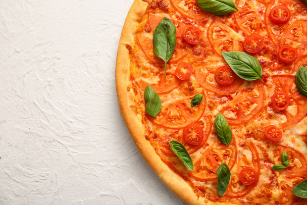 Lekkere pizza margarita op witte achtergrond - Foto, afbeelding