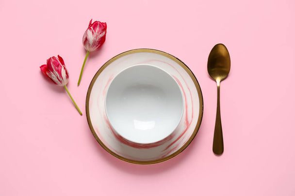 Όμορφη ρύθμιση τραπέζι και τουλίπες λουλούδια σε ροζ φόντο - Φωτογραφία, εικόνα