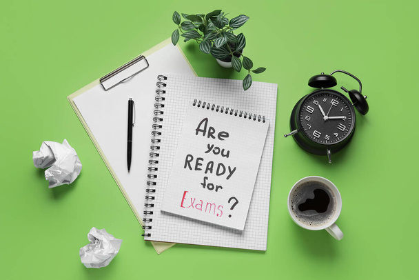 Блокноти з питанням ARE you READY FOR EXAMS?, чашка кави і будильник на зеленому фоні
 - Фото, зображення