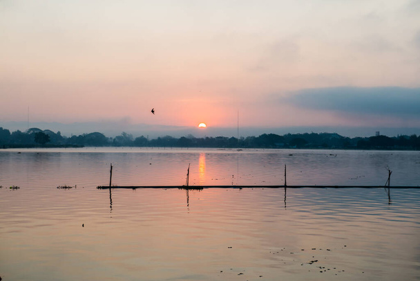 Lago Kwan Phayao na hora da manhã, Tailândia. - Foto, Imagem