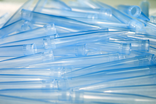 Muchas pipetas de plástico
 - Foto, imagen