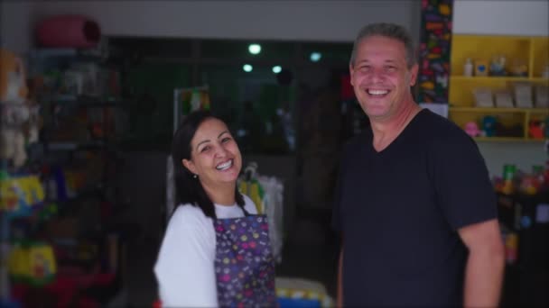 Владельцы зоомагазина улыбаются и смеются перед местным бизнесом - Кадры, видео