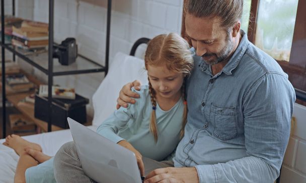 Father using laptop computer with young daughter. Happy family, Father feeling relax and enjoy working online at home with little cute girl on bed in bedroom in house. - Zdjęcie, obraz