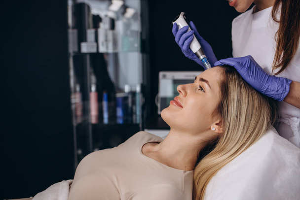 Woman getting a facial dermapen treatment at spa salon. Beauty concept. Face cosmetic procedure. Cosmetology. Skin Lift Procedure. - Foto, imagen