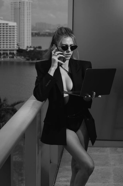 Sexy confident busines swoman in fashion business suit using laptop in office. tylish business woman on office balcony - Fotografie, Obrázek