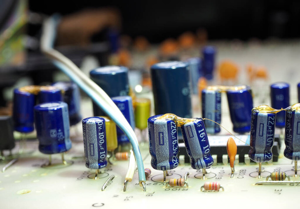 Főleg kondenzátorok nyomtatott áramköri lapon. Az ipari elektronikus koncepció összetevői.  - Fotó, kép