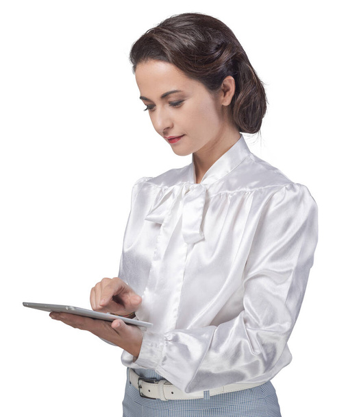 Atrakcyjna rocznika kobieta za pomocą tabletu z ekranem dotykowym i uśmiechnięty - Zdjęcie, obraz