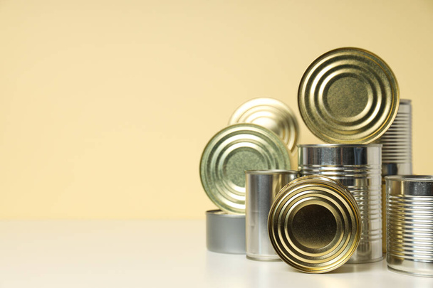 Aliments en conserve dans des bocaux métalliques vierges, concept d'aliments en conserve - Photo, image