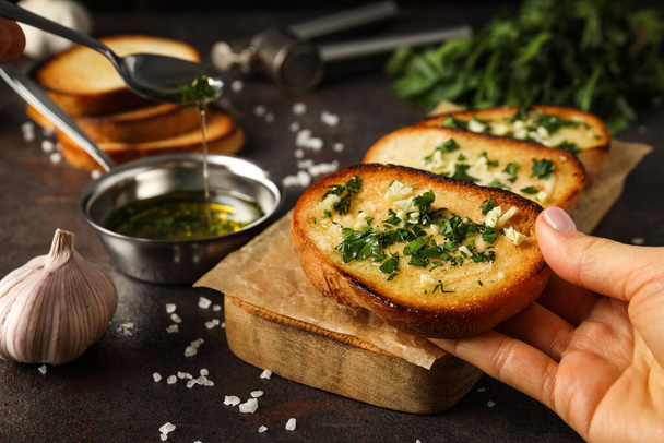 Sabrosas tostadas con ajo, aperitivo de productos caseros - Foto, Imagen