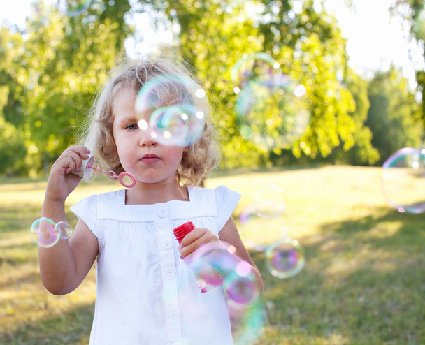 Girl with bubbles - Foto, Imagem